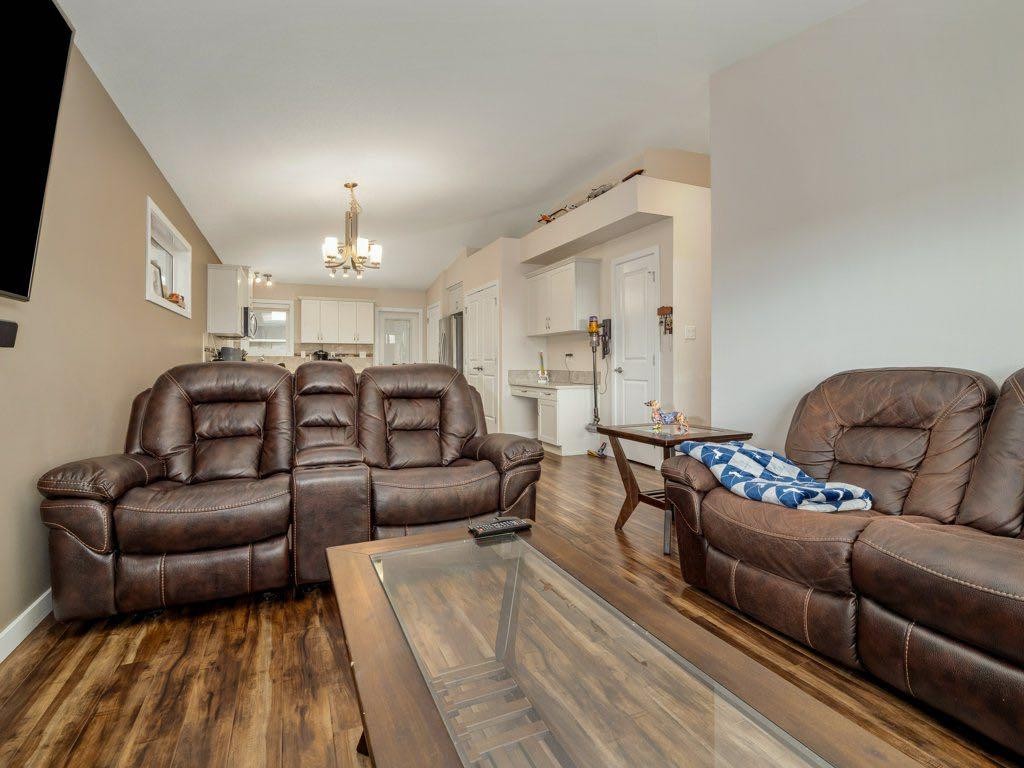 359 Caledonia Boulevard West, Lethbridge, AB - Indoor Photo Showing Living Room