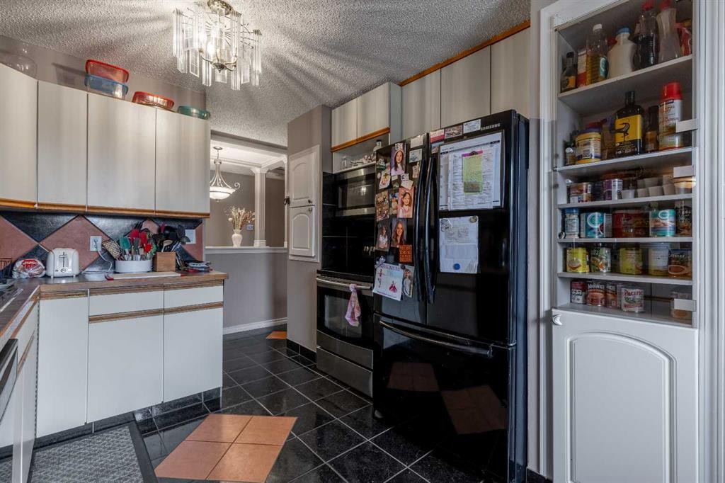 1919 19 Avenue South, Lethbridge, AB - Indoor Photo Showing Kitchen