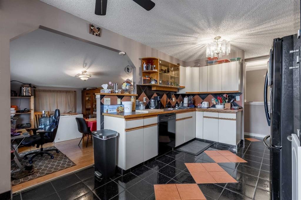 1919 19 Avenue South, Lethbridge, AB - Indoor Photo Showing Kitchen