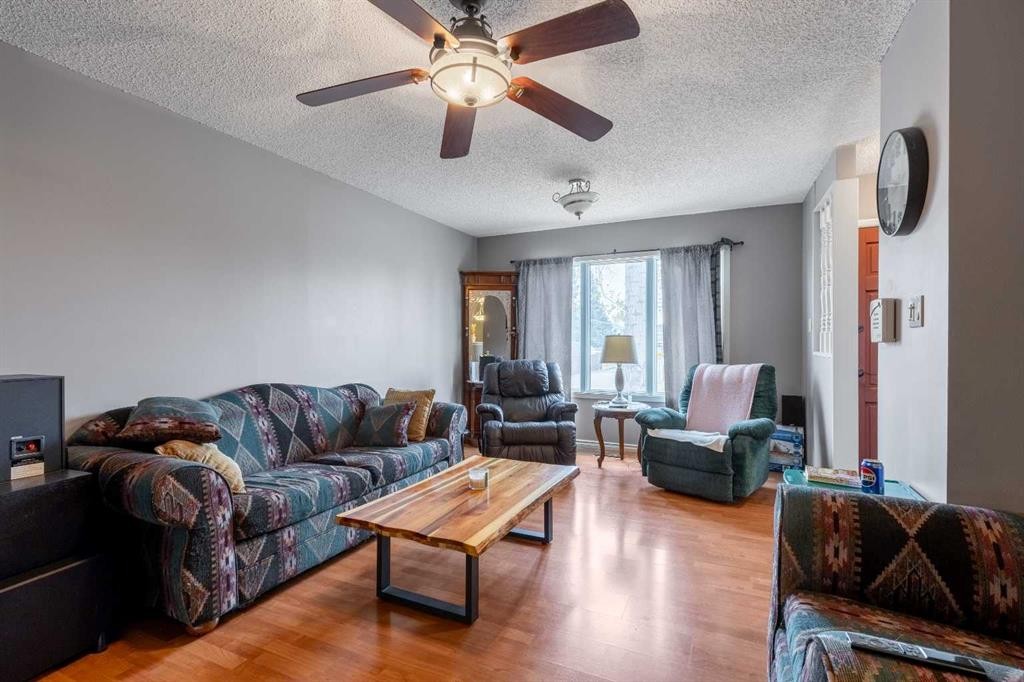 1919 19 Avenue South, Lethbridge, AB - Indoor Photo Showing Living Room
