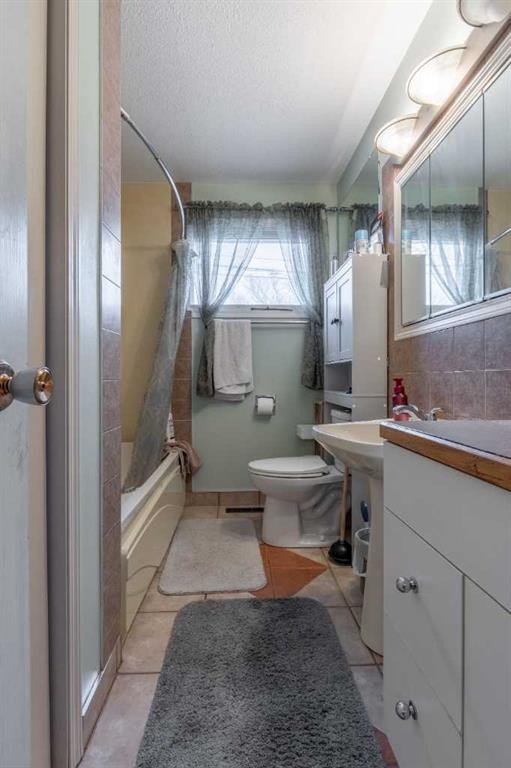 1919 19 Avenue South, Lethbridge, AB - Indoor Photo Showing Bathroom