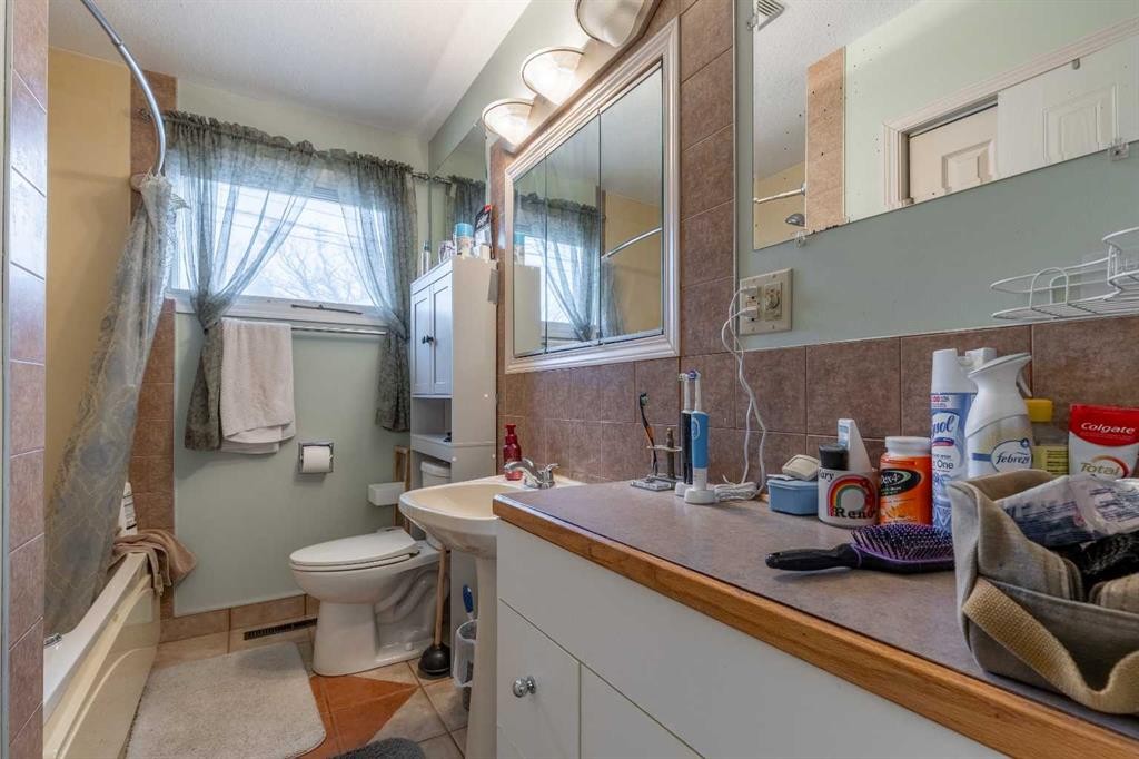 1919 19 Avenue South, Lethbridge, AB - Indoor Photo Showing Bathroom