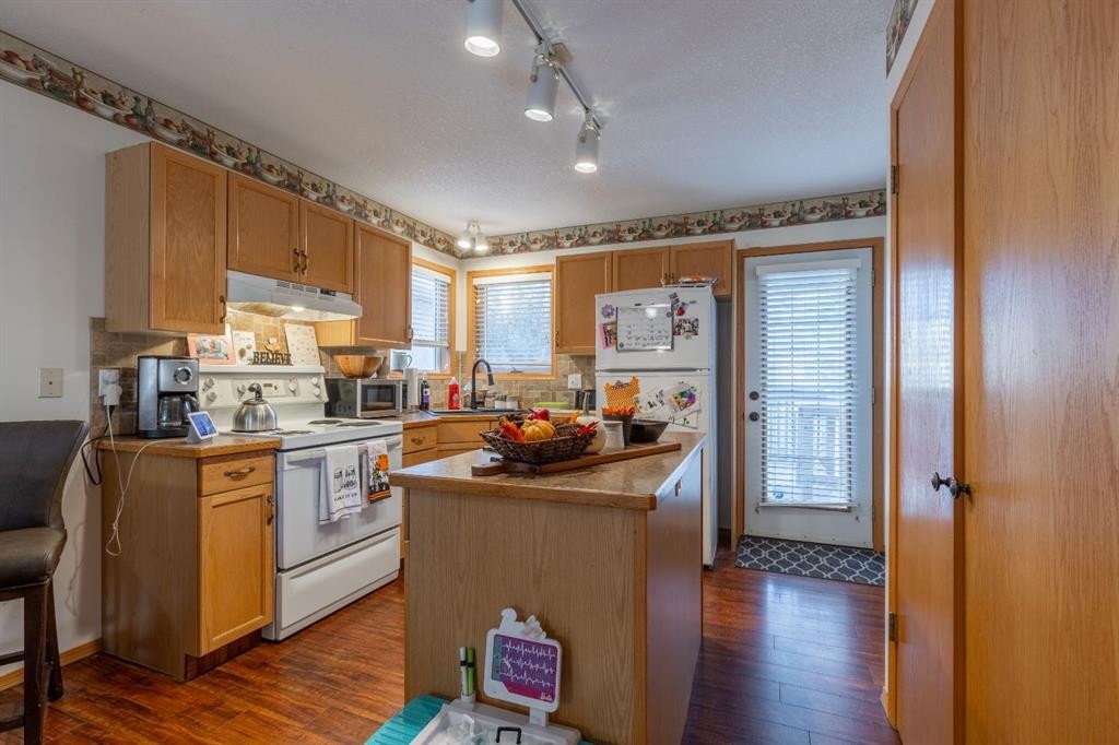 66 Assiniboia Way West, Lethbridge, AB - Indoor Photo Showing Kitchen