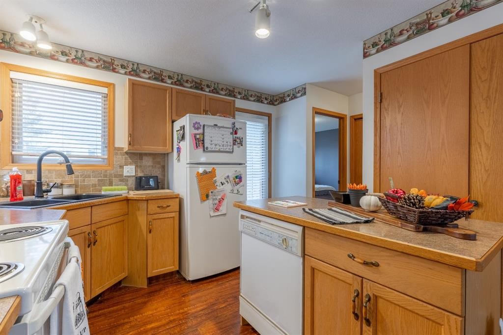 66 Assiniboia Way West, Lethbridge, AB - Indoor Photo Showing Kitchen