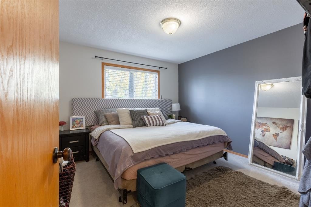 66 Assiniboia Way West, Lethbridge, AB - Indoor Photo Showing Bedroom