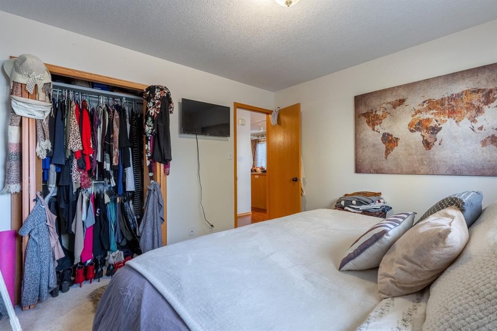 66 Assiniboia Way West, Lethbridge, AB - Indoor Photo Showing Bedroom