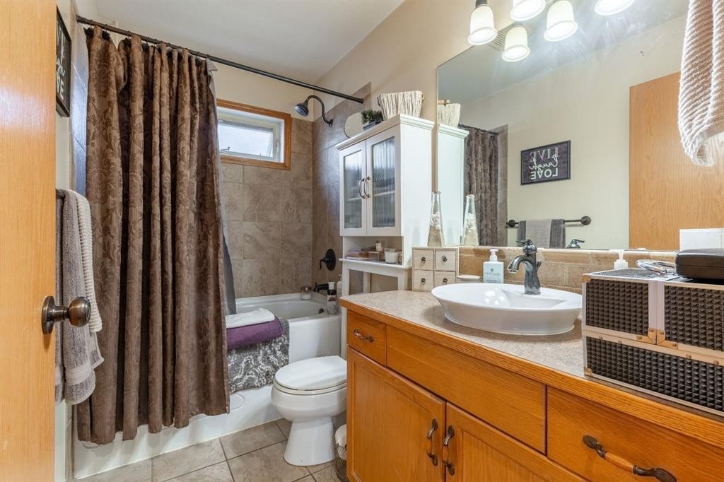 66 Assiniboia Way West, Lethbridge, AB - Indoor Photo Showing Bathroom