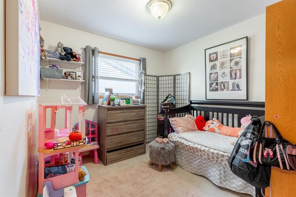 66 Assiniboia Way West, Lethbridge, AB - Indoor Photo Showing Bedroom