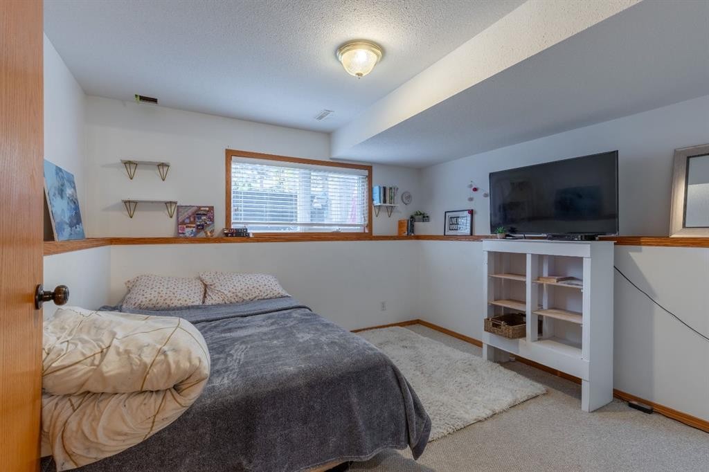 66 Assiniboia Way West, Lethbridge, AB - Indoor Photo Showing Bedroom