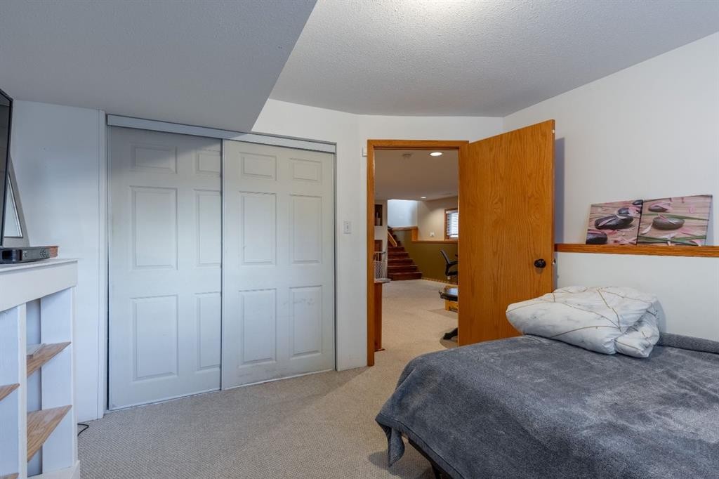 66 Assiniboia Way West, Lethbridge, AB - Indoor Photo Showing Bedroom