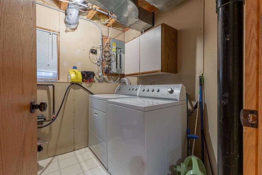 66 Assiniboia Way West, Lethbridge, AB - Indoor Photo Showing Laundry Room