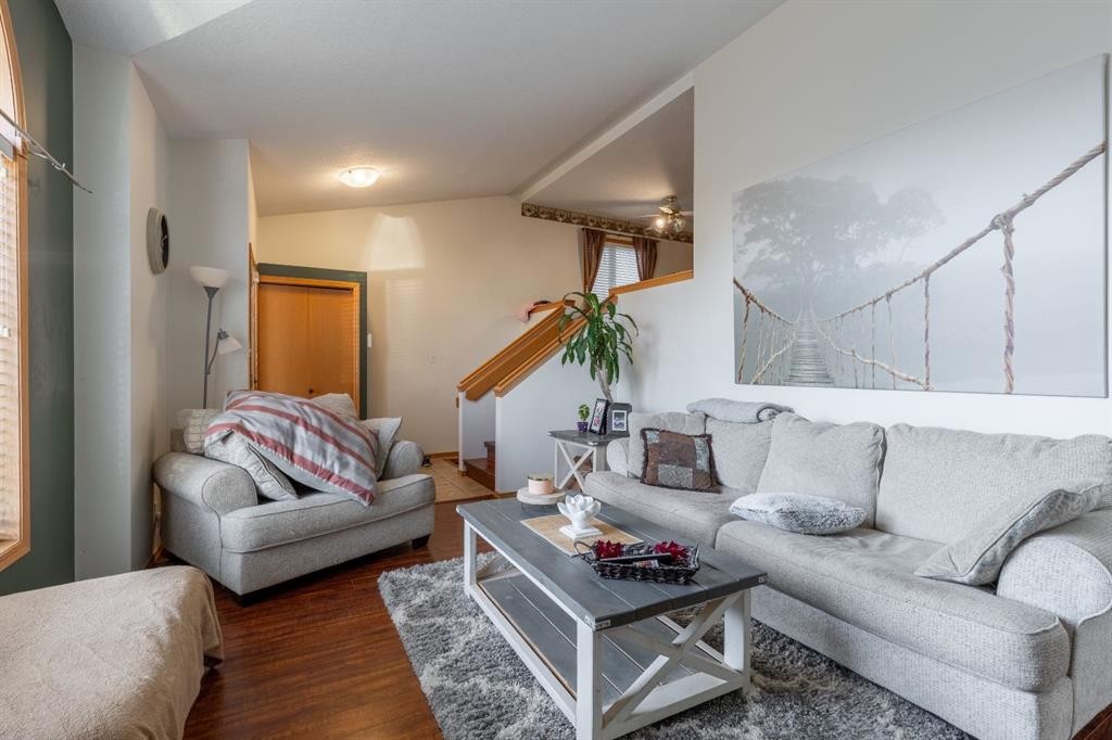 66 Assiniboia Way West, Lethbridge, AB - Indoor Photo Showing Living Room