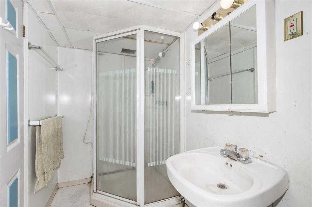 204 Grand Avenue, Carmangay, AB - Indoor Photo Showing Bathroom