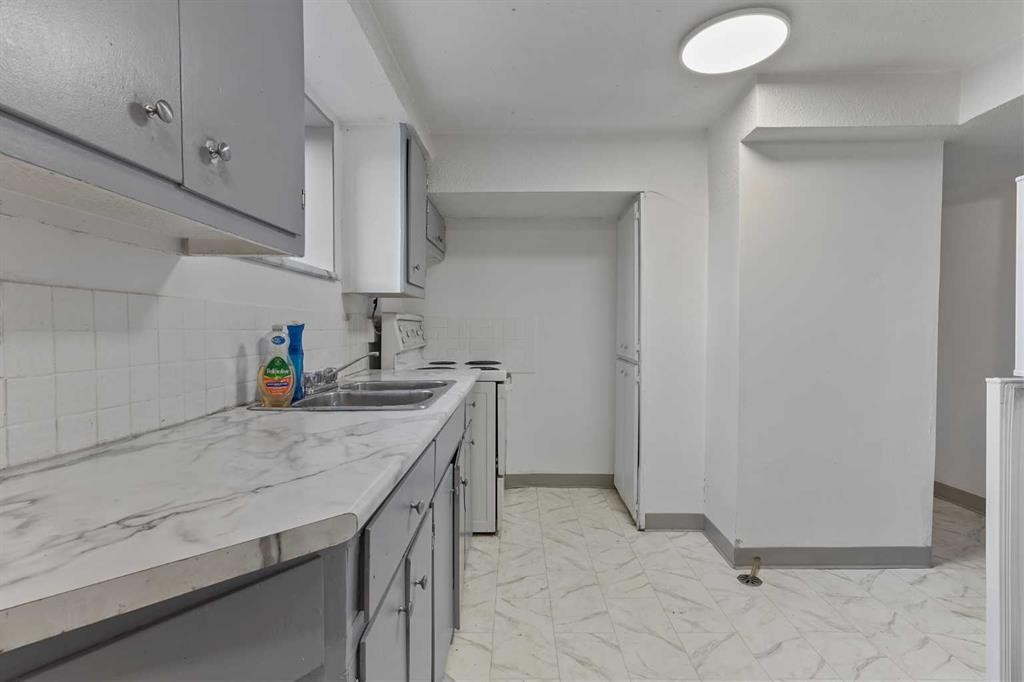 2139 5 Avenue North, Lethbridge, AB - Indoor Photo Showing Kitchen