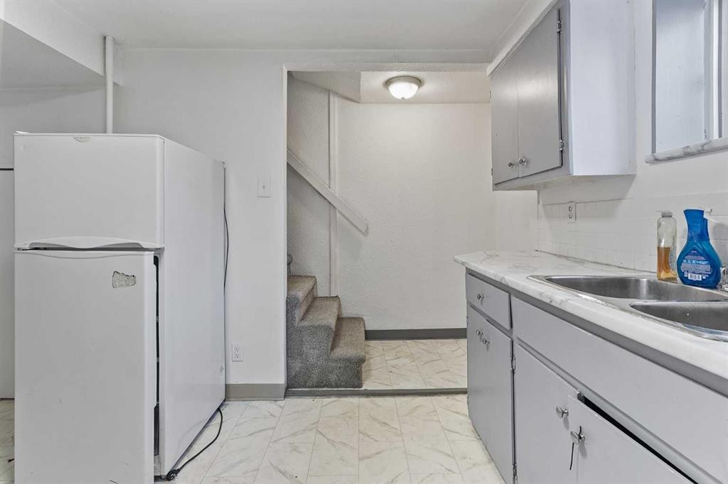 2139 5 Avenue North, Lethbridge, AB - Indoor Photo Showing Kitchen With Double Sink