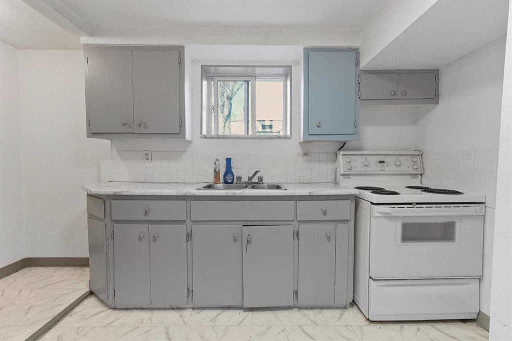 2139 5 Avenue North, Lethbridge, AB - Indoor Photo Showing Kitchen