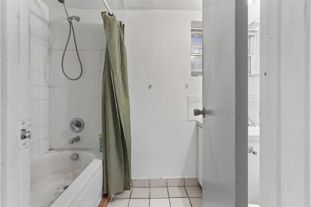 2139 5 Avenue North, Lethbridge, AB - Indoor Photo Showing Bathroom