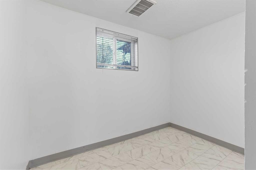 2139 5 Avenue North, Lethbridge, AB - Indoor Photo Showing Other Room