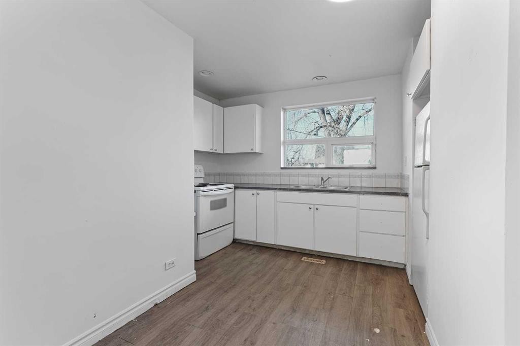 2139 5 Avenue North, Lethbridge, AB - Indoor Photo Showing Kitchen