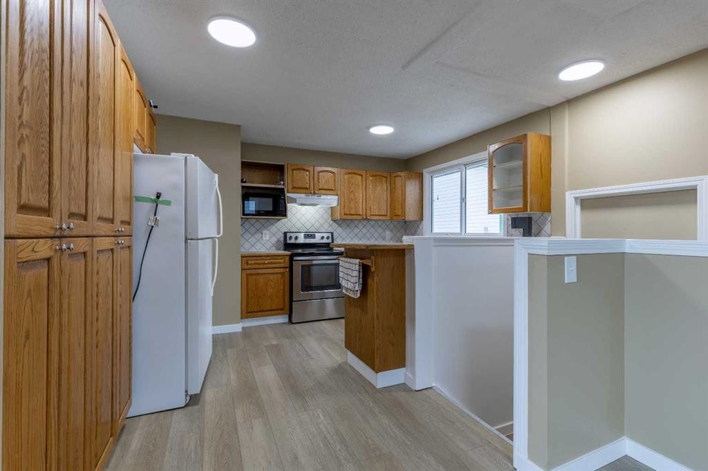 1001 19A Avenue, Coaldale, AB - Indoor Photo Showing Kitchen