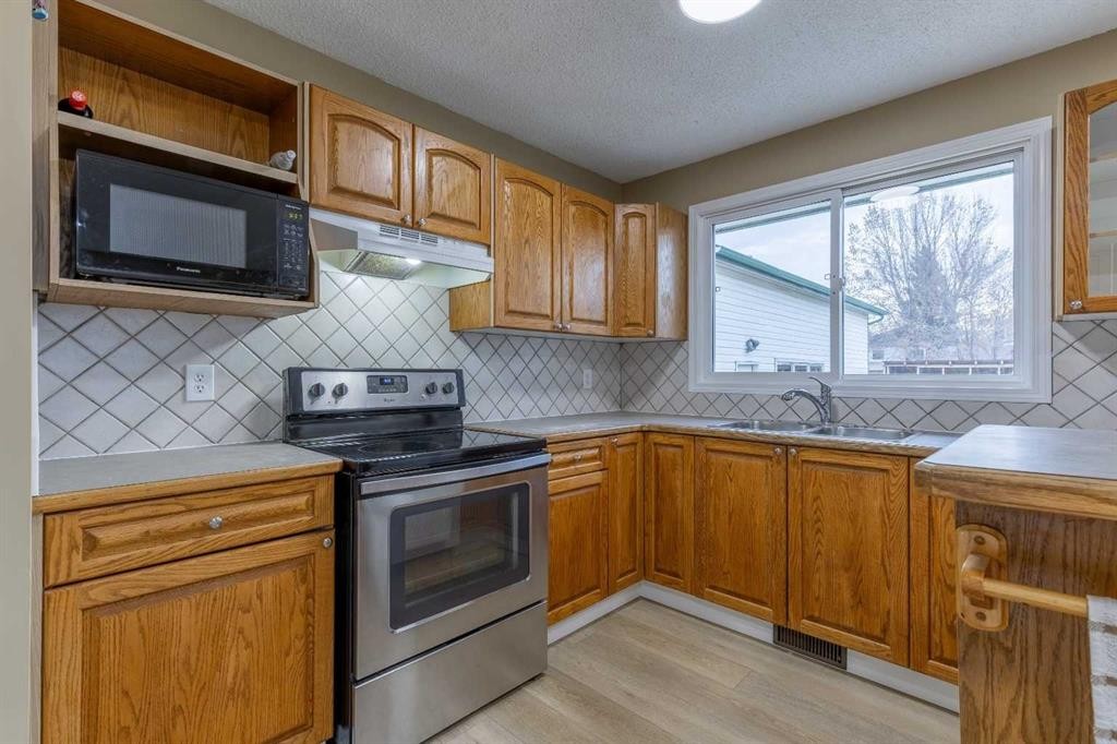 1001 19A Avenue, Coaldale, AB - Indoor Photo Showing Kitchen With Double Sink