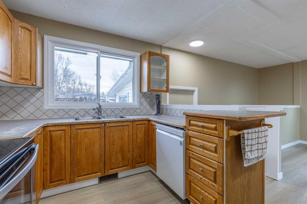 1001 19A Avenue, Coaldale, AB - Indoor Photo Showing Kitchen With Double Sink