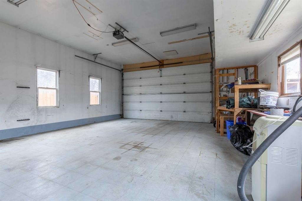 1001 19A Avenue, Coaldale, AB - Indoor Photo Showing Garage