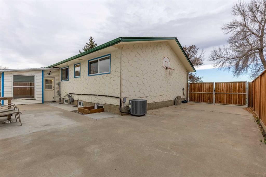 1001 19A Avenue, Coaldale, AB - Outdoor With Exterior
