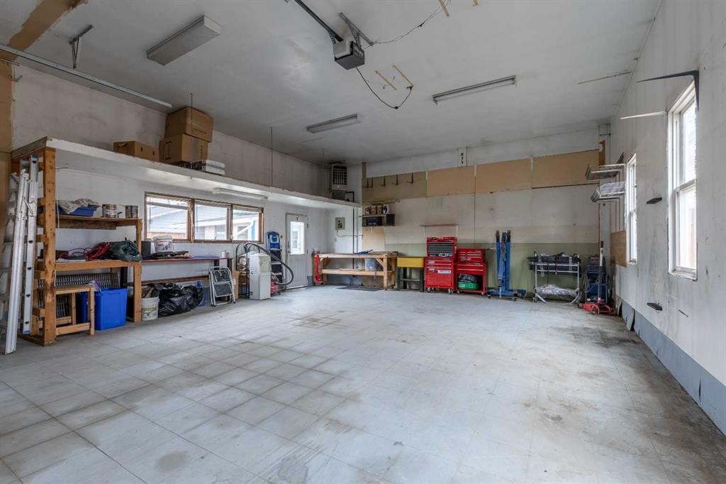 1001 19A Avenue, Coaldale, AB - Indoor Photo Showing Garage