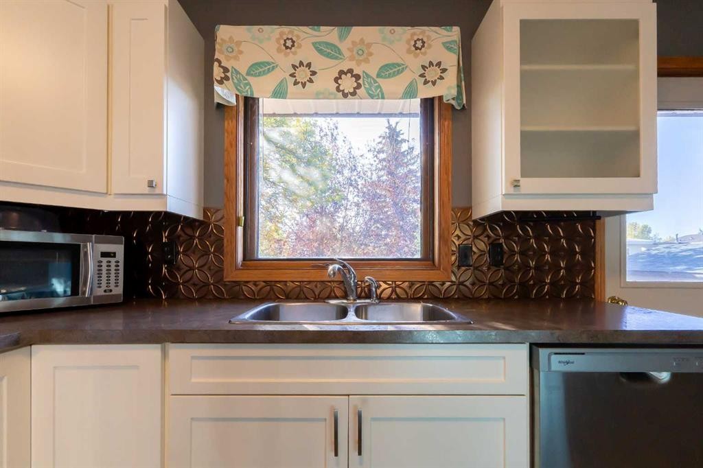 897 Red Crow Boulevard West, Lethbridge, AB - Indoor Photo Showing Kitchen With Double Sink