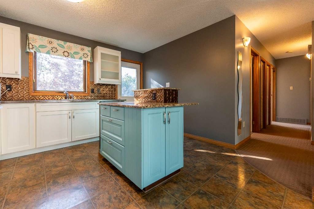 897 Red Crow Boulevard West, Lethbridge, AB - Indoor Photo Showing Kitchen