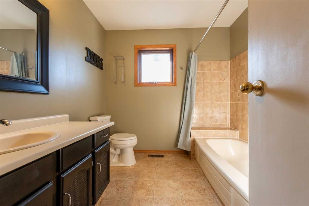 897 Red Crow Boulevard West, Lethbridge, AB - Indoor Photo Showing Bathroom