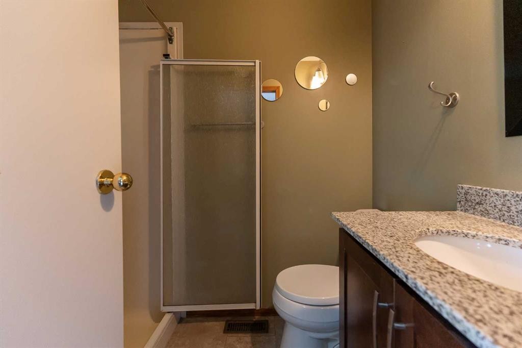 897 Red Crow Boulevard West, Lethbridge, AB - Indoor Photo Showing Bathroom
