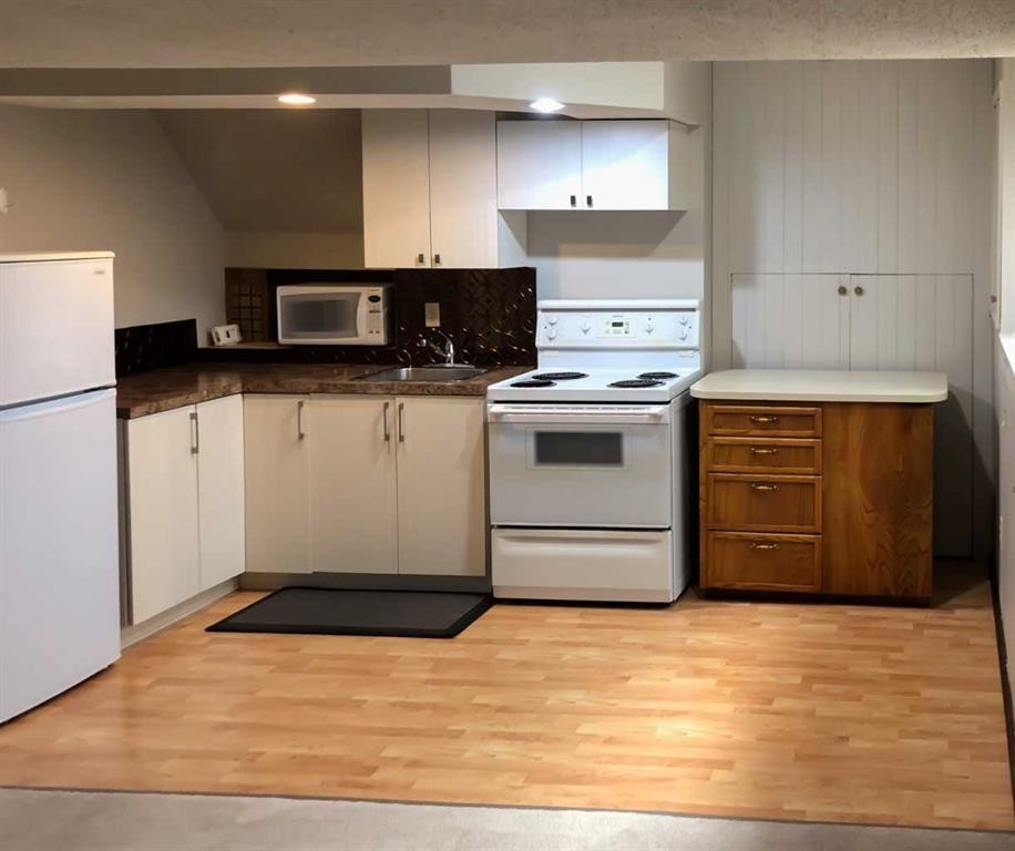 897 Red Crow Boulevard West, Lethbridge, AB - Indoor Photo Showing Kitchen