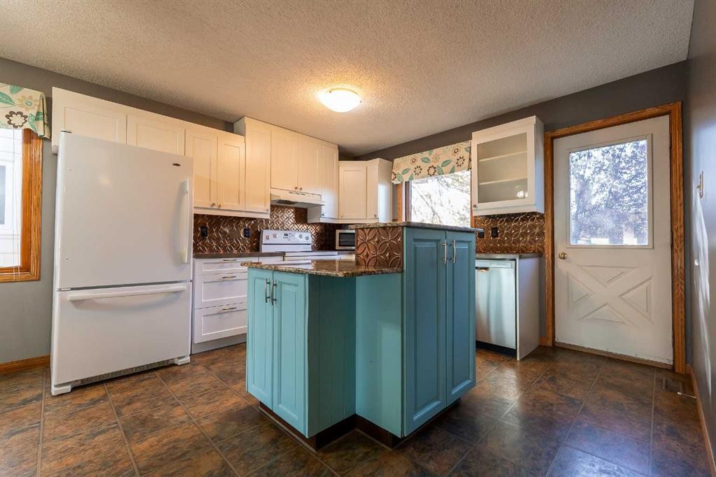 897 Red Crow Boulevard West, Lethbridge, AB - Indoor Photo Showing Kitchen