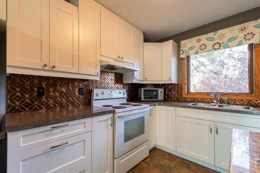 897 Red Crow Boulevard West, Lethbridge, AB - Indoor Photo Showing Kitchen With Double Sink