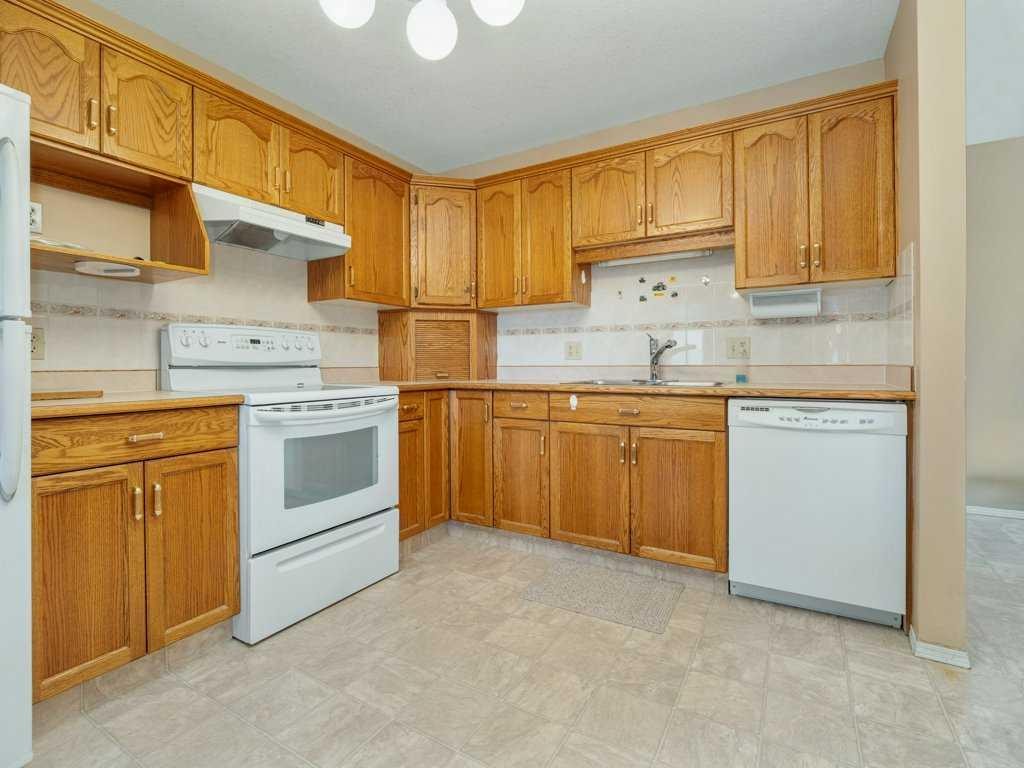 31C-2311 19 Street, Coaldale, AB - Indoor Photo Showing Kitchen