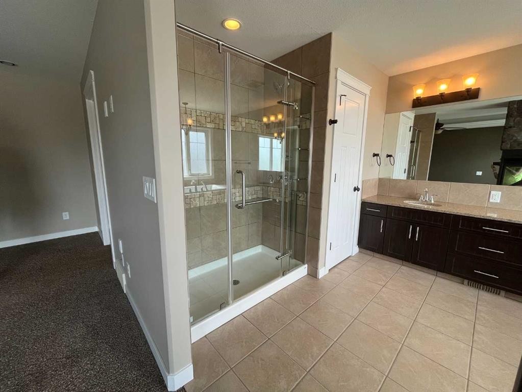 295 Sixmile Ridge South, Lethbridge, AB - Indoor Photo Showing Bathroom