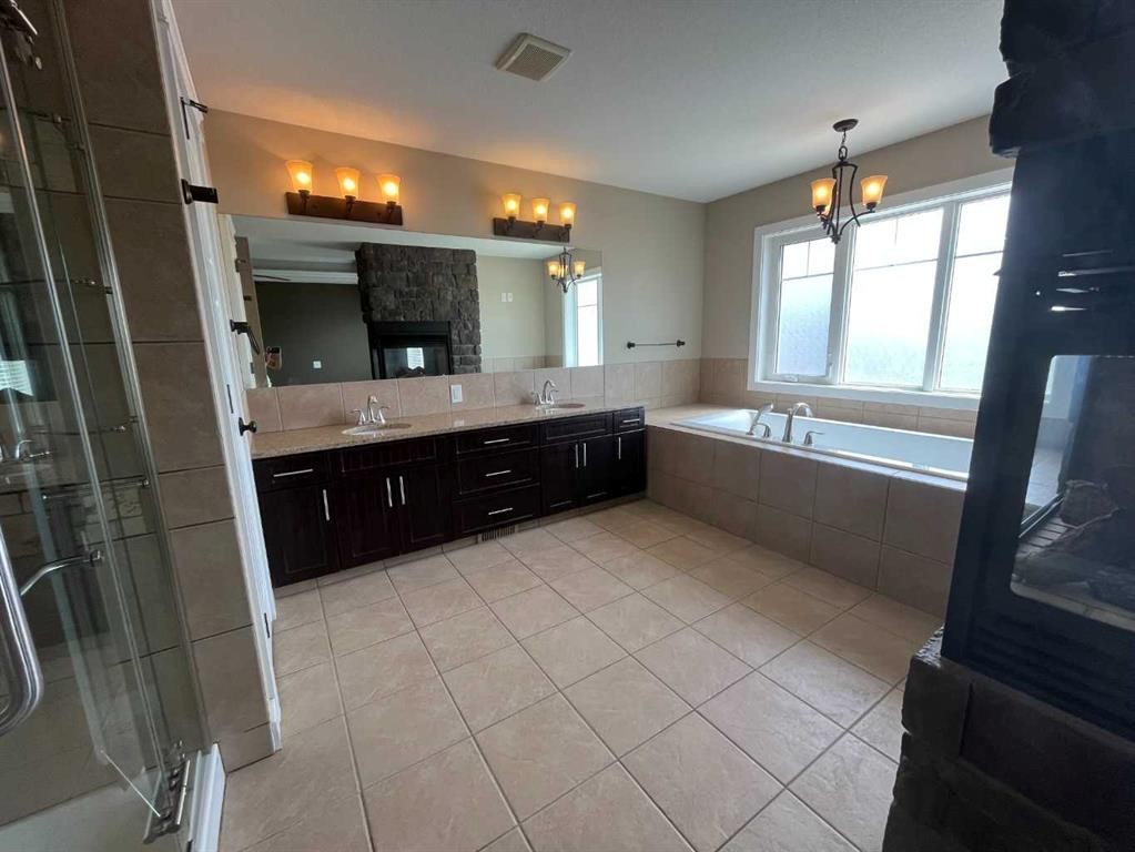 295 Sixmile Ridge South, Lethbridge, AB - Indoor Photo Showing Bathroom