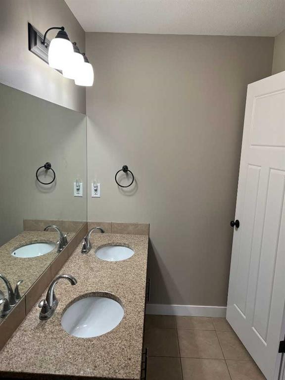 295 Sixmile Ridge South, Lethbridge, AB - Indoor Photo Showing Bathroom