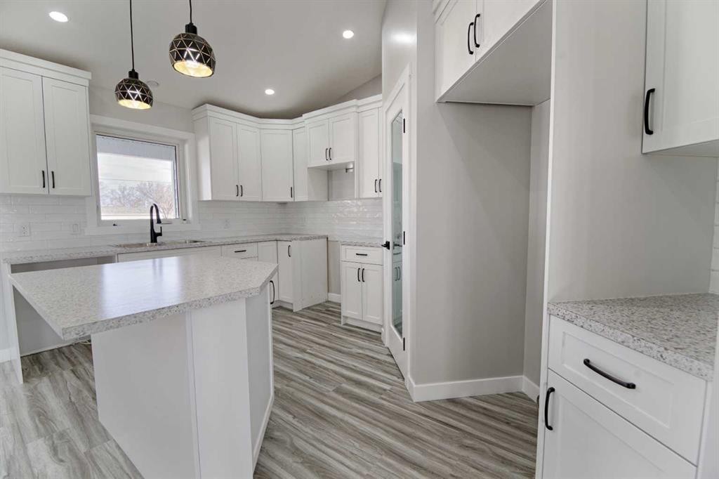 209 3 Street, Hays, AB - Indoor Photo Showing Kitchen With Upgraded Kitchen