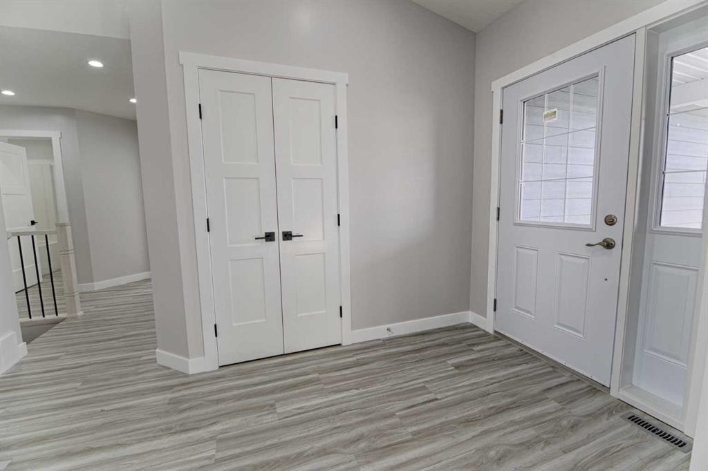 209 3 Street, Hays, AB - Indoor Photo Showing Other Room