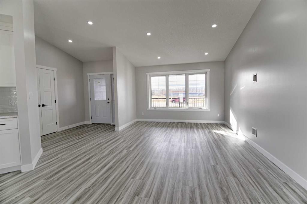 209 3 Street, Hays, AB - Indoor Photo Showing Other Room