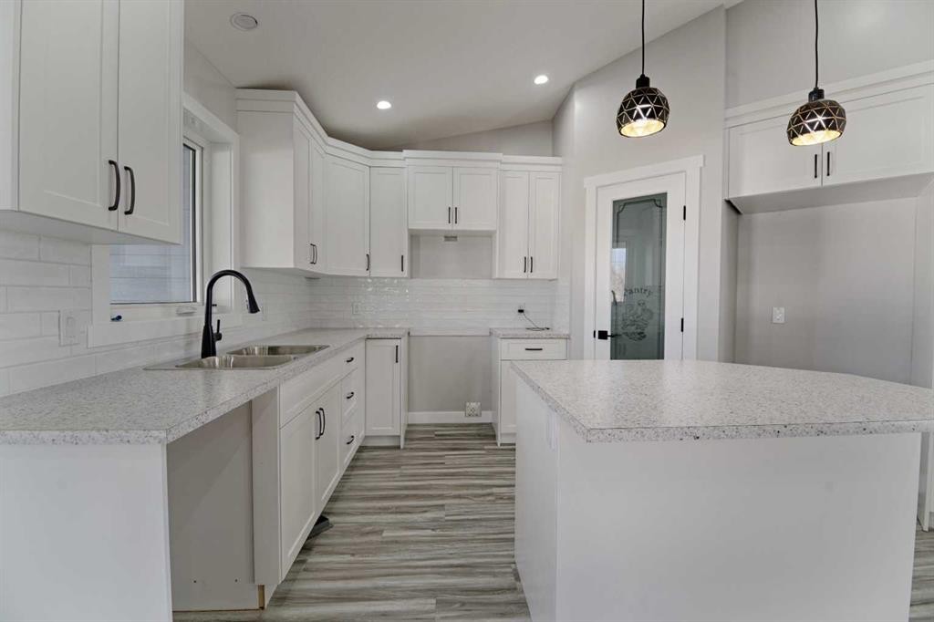 209 3 Street, Hays, AB - Indoor Photo Showing Kitchen With Double Sink With Upgraded Kitchen
