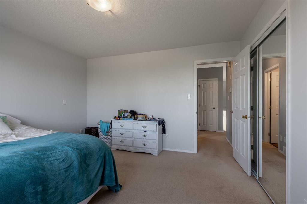 188 Cougar Way North, Lethbridge, AB - Indoor Photo Showing Bedroom