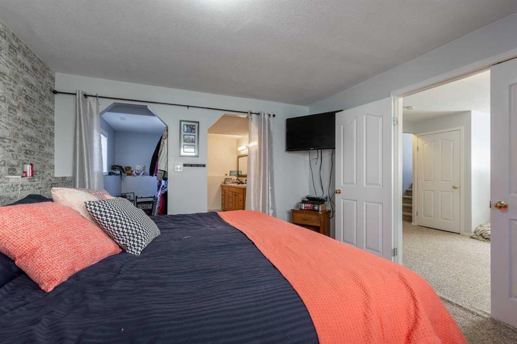 188 Cougar Way North, Lethbridge, AB - Indoor Photo Showing Bedroom
