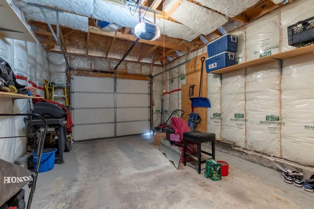 188 Cougar Way North, Lethbridge, AB - Indoor Photo Showing Garage