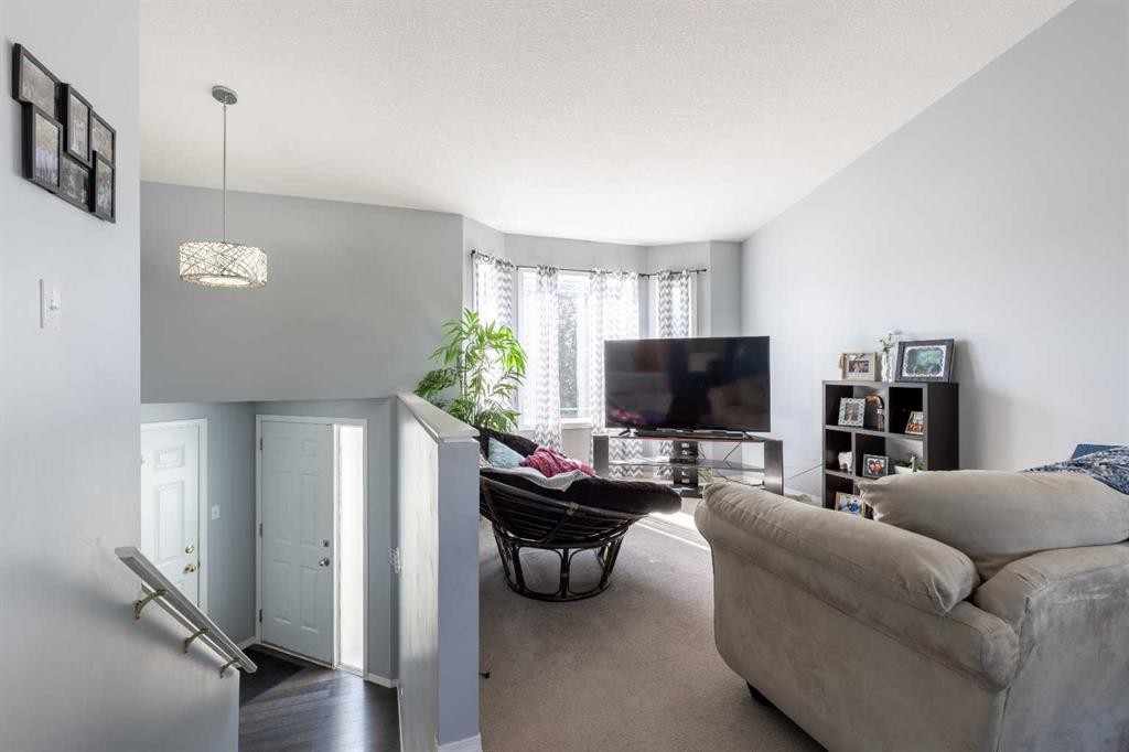 188 Cougar Way North, Lethbridge, AB - Indoor Photo Showing Living Room