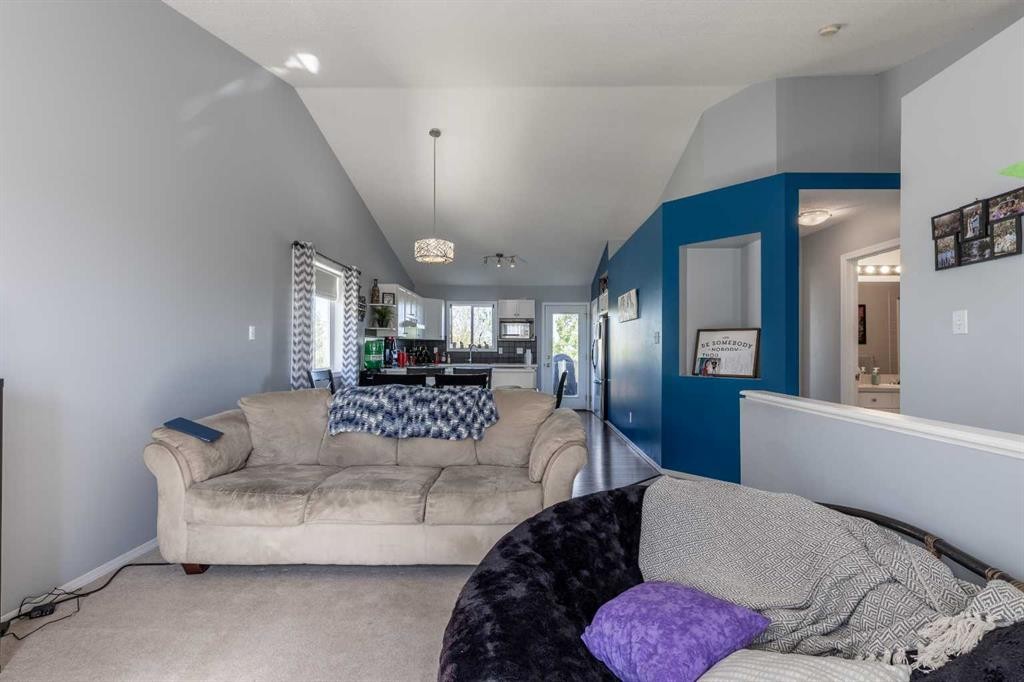 188 Cougar Way North, Lethbridge, AB - Indoor Photo Showing Living Room