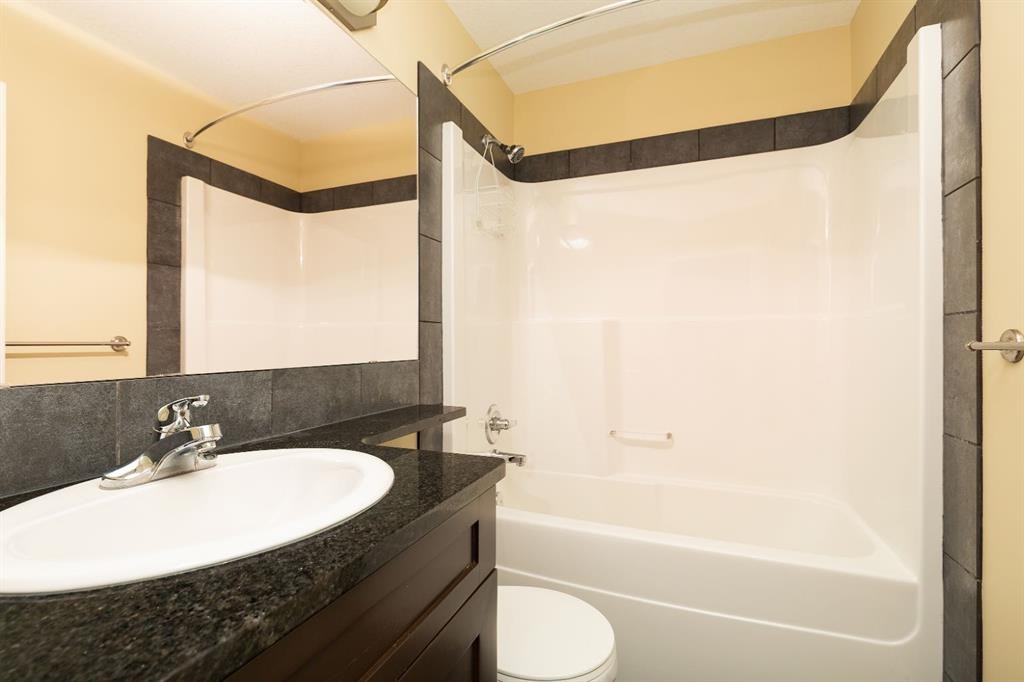 847 Mt Sundance Manor West, Lethbridge, AB - Indoor Photo Showing Bathroom